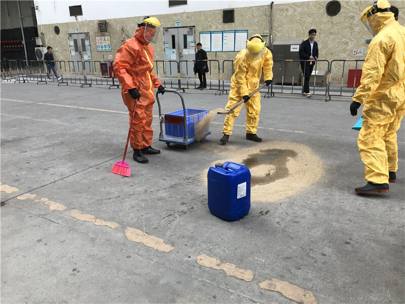 本次演习,特邀请从事化学药品的环安管理人员进行现场模拟,进入泄漏